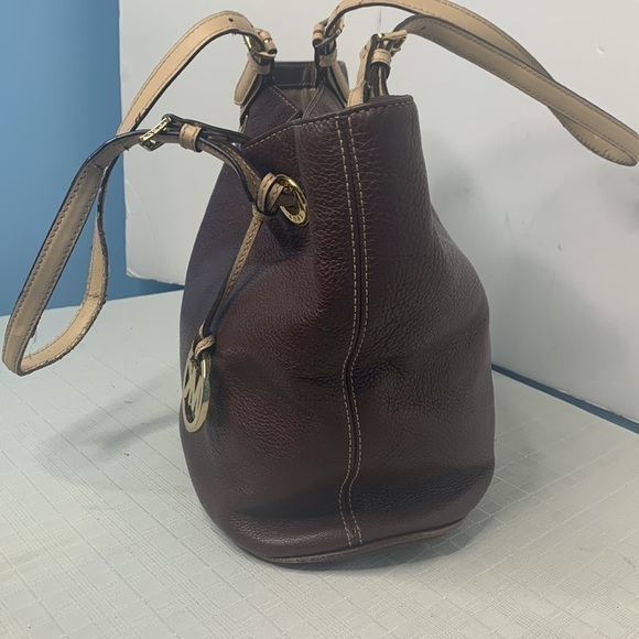 Michael Michale Kors jet set tote in Brown/buff with gold hardware. - Picture 2 of 11